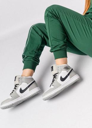 Зимние женские кроссовки nike air jordan 1 player gray white black fur7 фото