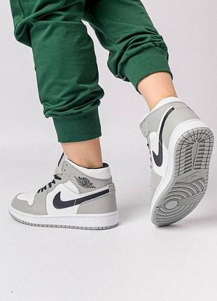 Зимние женские кроссовки nike air jordan 1 player gray white black fur10 фото