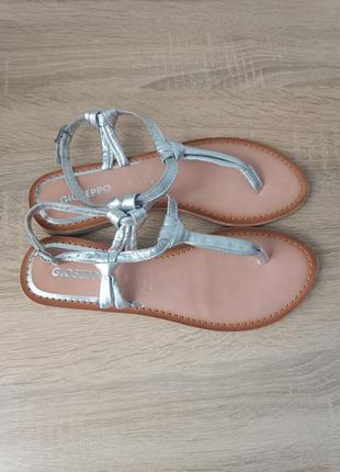 Шкіряні сандалі в'єтнамки сріблястого кольору8 фото