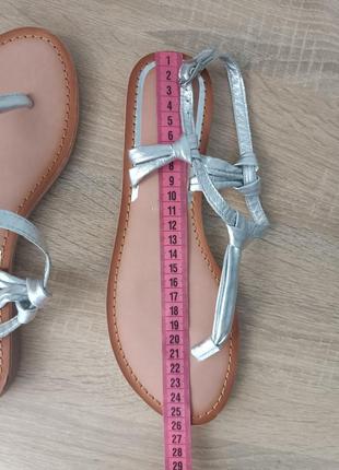 Шкіряні сандалі в'єтнамки сріблястого кольору6 фото