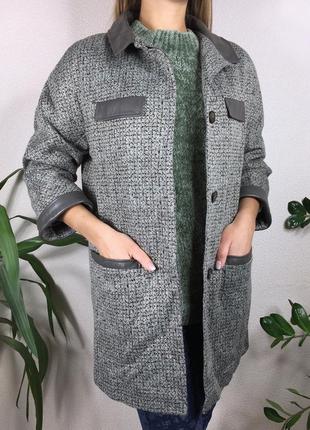 Пальто прямого фасона оливкового цвета1 фото