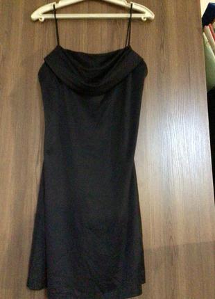 Черное мини платье на тонких бретелях