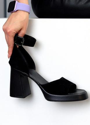 Шикарные замшевые черные женские закрытые босоножки на высоком устойчивом каблуке6 фото