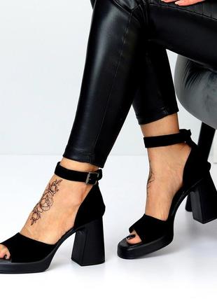Шикарные замшевые черные женские закрытые босоножки на высоком устойчивом каблуке5 фото