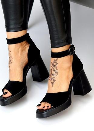 Шикарные замшевые черные женские закрытые босоножки на высоком устойчивом каблуке10 фото