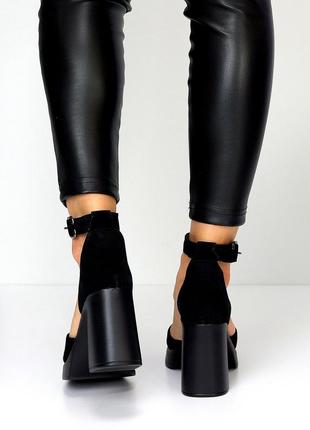 Шикарные замшевые черные женские закрытые босоножки на высоком устойчивом каблуке8 фото