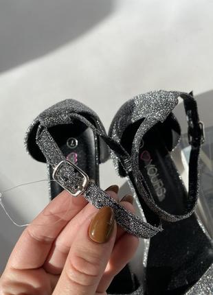 Праздничные босоножки на каблуке блестящие серебристые туфли5 фото