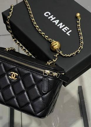 Женская черная кожаная сумка в стиле шанель chanel vanity case с золотой цепочкой и логотипом3 фото