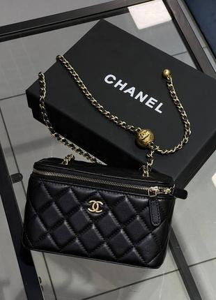 Жіноча чорна шкіряна сумка в стилі шанель chanel vanity case із золотим ланцюжком і логотипом