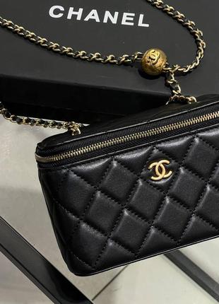 Женская черная кожаная сумка в стиле шанель chanel vanity case с золотой цепочкой и логотипом2 фото