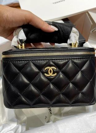 Женская черная кожаная сумка в стиле шанель chanel vanity case с золотой цепочкой и логотипом6 фото