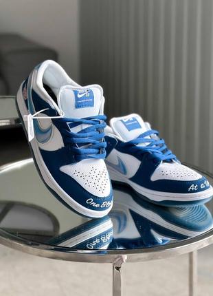 Кожаные женские кроссовки nike dunk low. цвет белый с синим