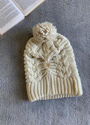 Теплая молочно-белая вязаная шапка  с помпоном (размер 57-60)2 фото