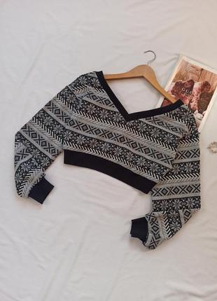 Укороченный свитер с орнаментом