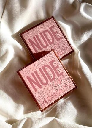 Huda beauty light nude obsessions eyeshadow palette