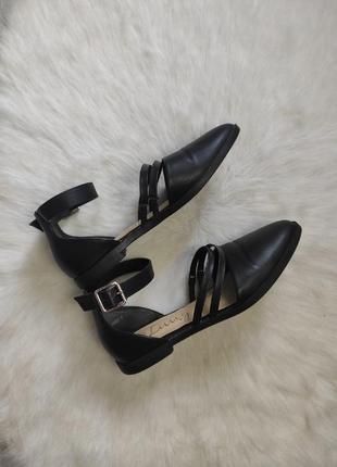 Черные кожаные туфли босоножки с резинками полосками ремешками низким каблуком низком ходу2 фото