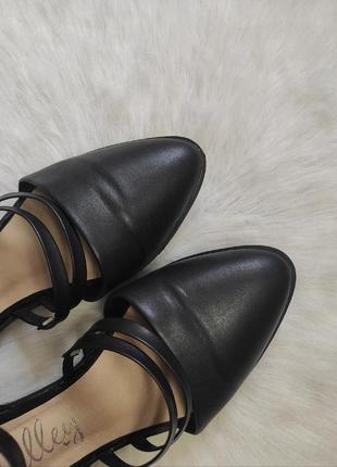 Черные кожаные туфли босоножки с резинками полосками ремешками низким каблуком низком ходу5 фото