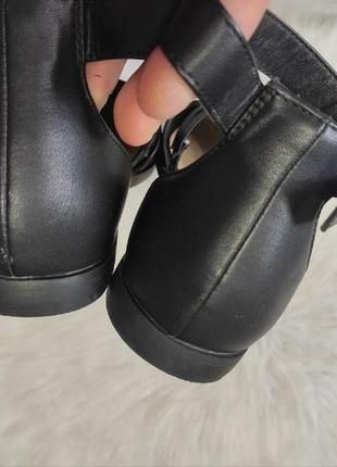 Черные кожаные туфли босоножки с резинками полосками ремешками низким каблуком низком ходу10 фото