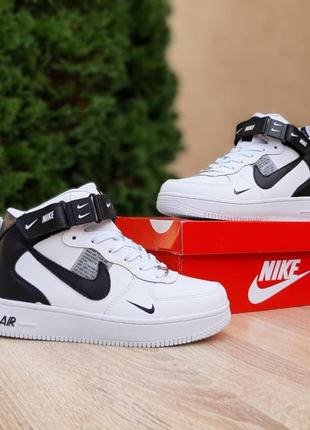 Зимові жіночі кросівки nike air force 1 high winter white black fur білого з чорним кольорів з хутром3 фото