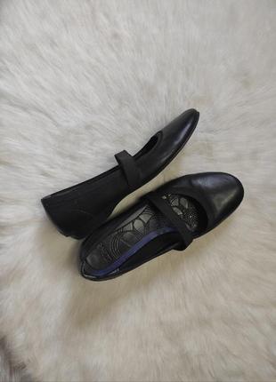 Черные натуральные кожаные туфли балетки классические спортивные с резинками ремешками clarks