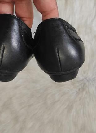 Черные натуральные кожаные туфли балетки классические спортивные с резинками ремешками clarks10 фото