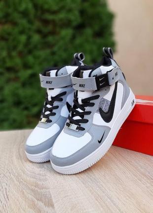 Зимние женские кроссовки nike air force 1 high winter white black grey fur белого с серым и черным цветов с мехом