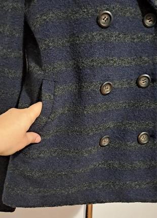Шерстяное двубортное короткое пальто букле в стильную полоску5 фото