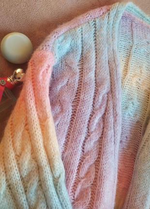 Нежный теплый оверсайз кардиган со спущенным плечевым швом с градиентом в пастельных тонах4 фото