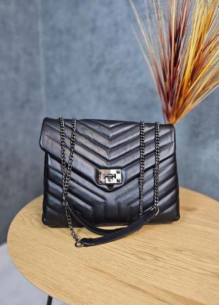 Модна сумка з натуральної шкіри, з ручкою ланцюжком, виробник італія, чорного кольору, середнього розміру