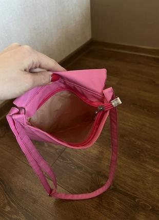 Розовая малиновая сумочка с бахромой в стиле барби3 фото