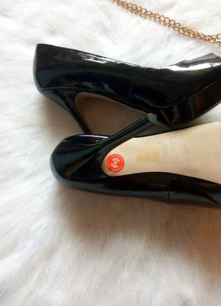 Кожаные черные лаковые лодочки с открытым носком на шпильке высокий каблук туфли mango4 фото
