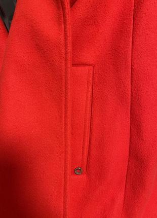 Красное женское пальто4 фото