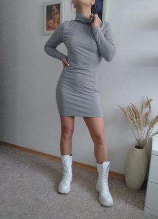 Плаття-футляр із високим горловиним коміром