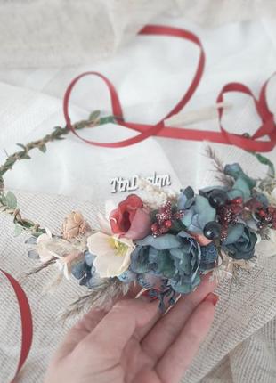 Венок украинский на голову в бардово синих тонах с розами и полевыми цветами с лентой2 фото