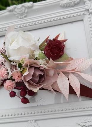 Бутон'єрка зі стабілізованим рукосом, евкаліптом і трояндами. весірні бутон'єрки. бутон'єрка для гостей.