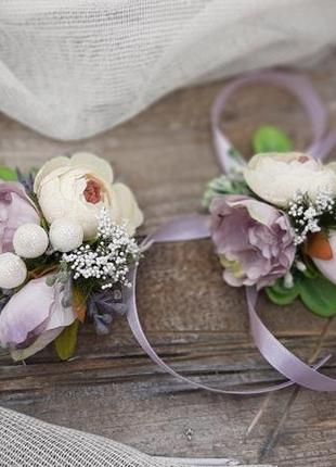 Свадебный набор бутоньерка и браслет на руку в лавандовых и молочных цветах.