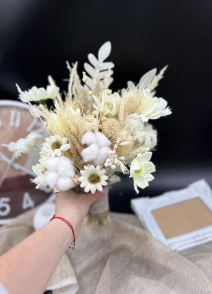 Букет з сухоцвітів та штучних квітів з ромашками в молочних та білих тонах3 фото