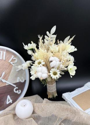 Букет з сухоцвітів та штучних квітів з ромашками в молочних та білих тонах5 фото