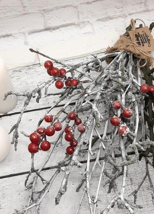 Зимний букет для декора заснеженый с красными ягодами