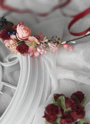 Вінок у бордових і рожевих тонах для фотосесії. весільний вінок. вінок із польових квітів
