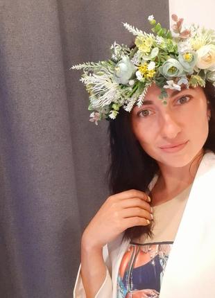 Венок на голову в бирюзовых и молочных тонах с полевыми цветами.