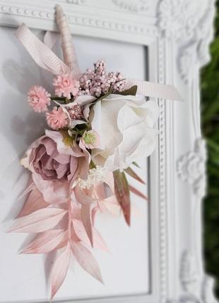 Бутон'єрка зі стабілізованим рукосом, евкаліптом і трояндами. весірні бутон'єрки. бутон'єрка для гостей.