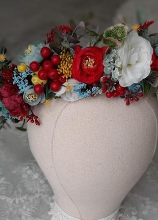 Вінок український на голову з червоними та блакитними квітами з ягодами