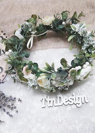 Венок белый на голову плашмя. венок весенний светлый с розами. венок с полевых цветов