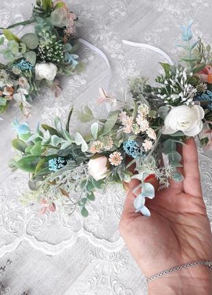 Вінок на голову об'ємний блакитний із трояндами та зеленню. вінок весільний пишний