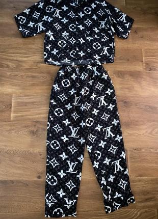 Чорно-біла атласна піжама домашній костюм lv костюм louis vuitton пижама с логотипами lv сатиновый костюм в пижамном стиле костюм для дома2 фото