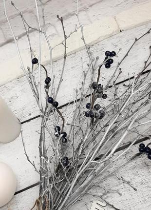 Скандинавський букет із темними засніженими ягодами. зимові гілки з каліною3 фото