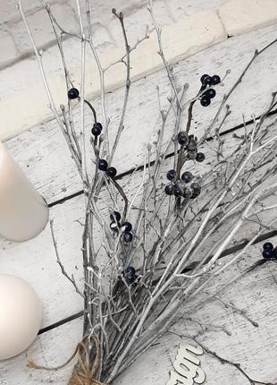 Скандинавський букет із темними засніженими ягодами. зимові гілки з каліною2 фото