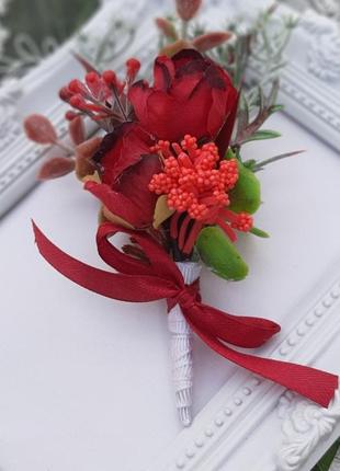 Свадебный набор бутоньерка и браслет на руку в бордовых и красных тонах.2 фото