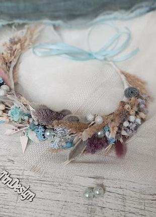 Вінок осінній у ніжних блакитних і бірюзових тонах із сухоцвітами та стабілізованими кольорами.